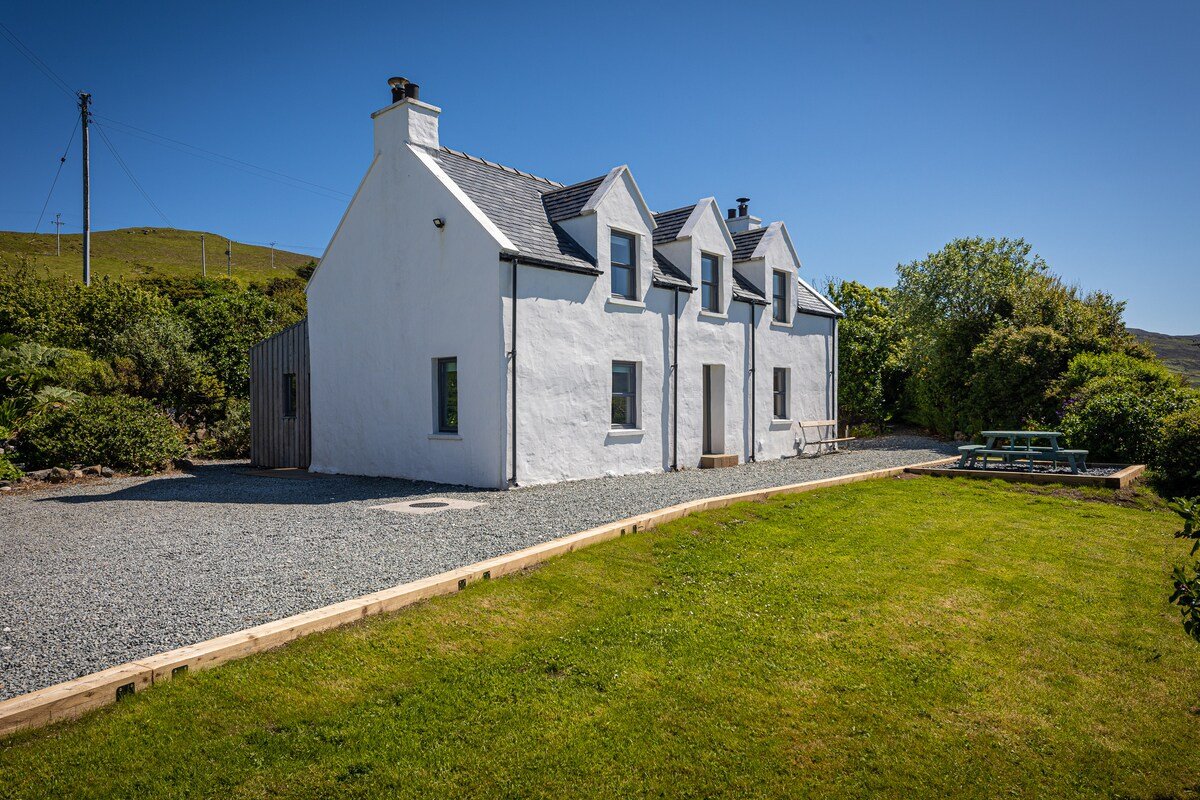 Skye and Shore property Tern House, a traditional Skye whitehouse lovingly restored to exceptional modern standards